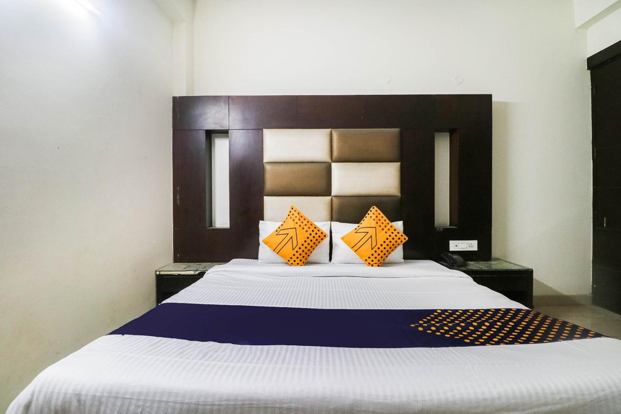 Spot On Hotel Grace Near Star Mall Gurgaon Zewnętrze zdjęcie